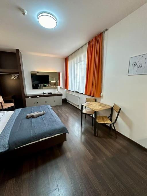 TV and multimedia, Photo of the whole room, Seating area, Bedroom, hair dresser