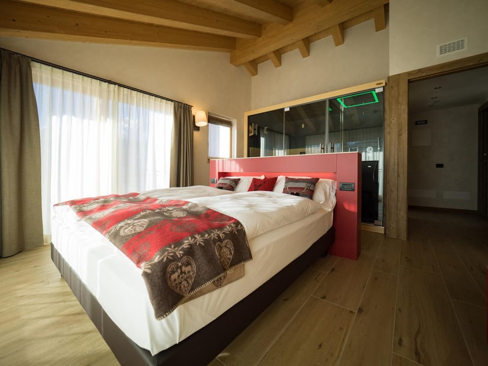 Bed, Sauna, Steam room, Photo of the whole room, Bedroom