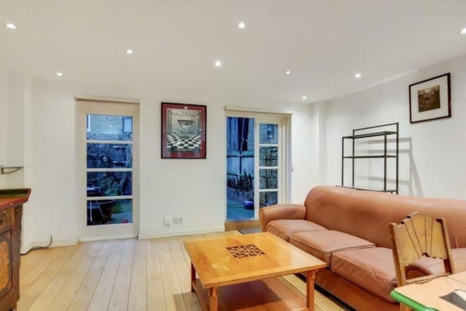 Spacious 3 Bedroom Portobello Apartment with Patio Apartment in City of Westminster