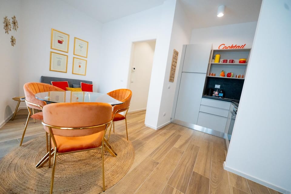 Kitchen or kitchenette, Seating area, Dining area