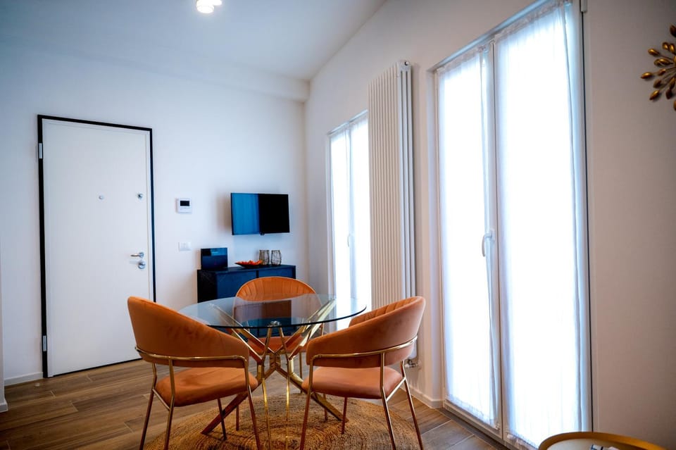 TV and multimedia, Living room, Seating area, Dining area