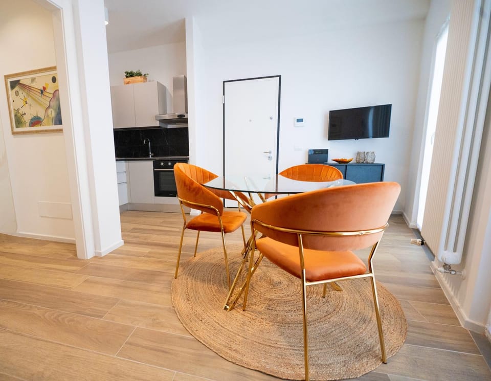 TV and multimedia, Living room, Seating area, Dining area