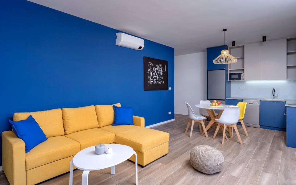 Living room, Dining area, pet friendly, stove, washing machine, kitchen