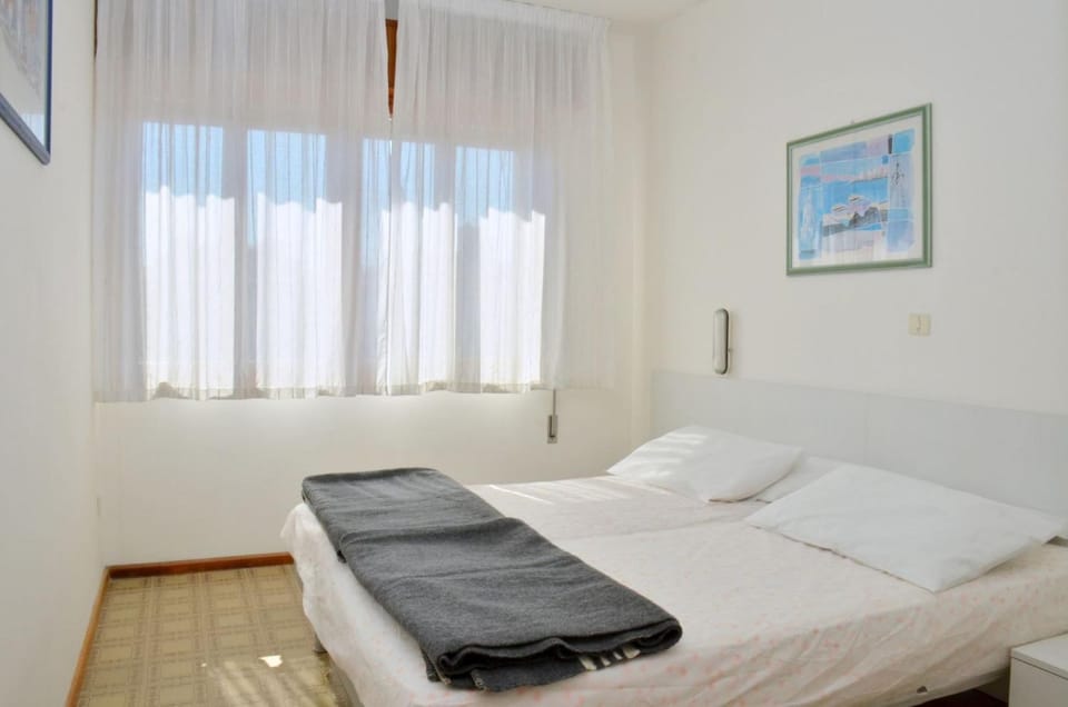 Bed, Decorative detail, Bedroom