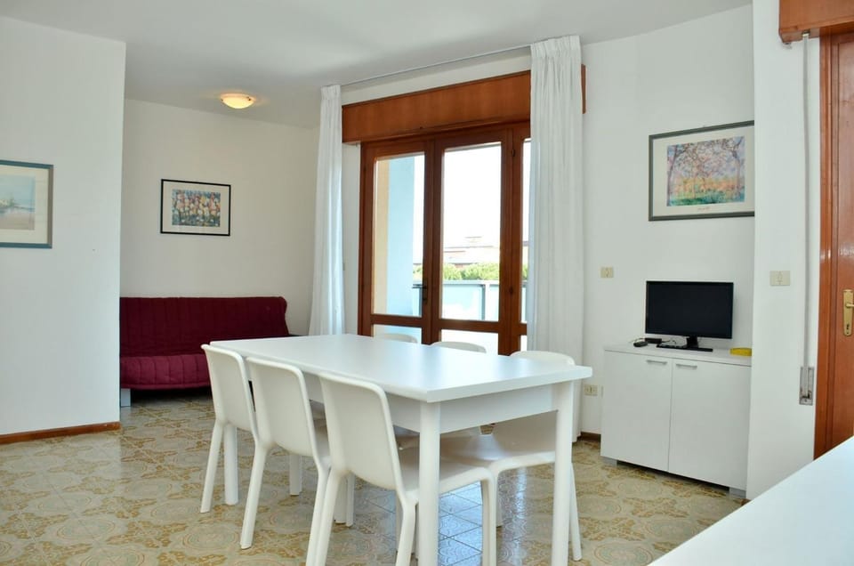 Communal lounge/ TV room, TV and multimedia, Living room, Decorative detail, Dining area