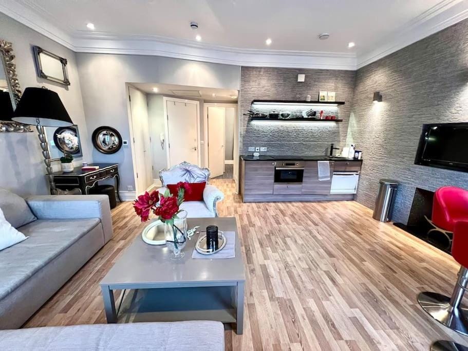 Elegant Notting Hill Stay - Portobello Market - Central London Apartment in City of Westminster