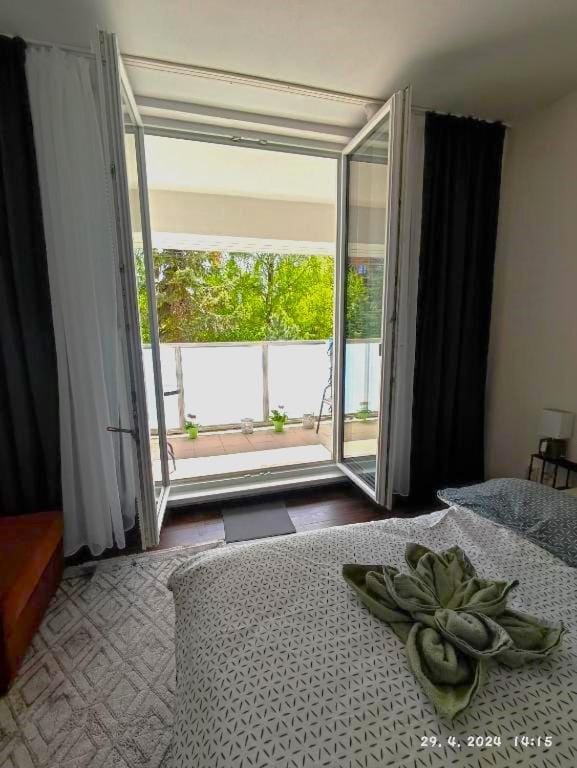 View (from property/room), Balcony/Terrace, Bedroom, towels