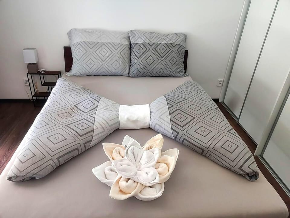 Photo of the whole room, Bedroom, towels