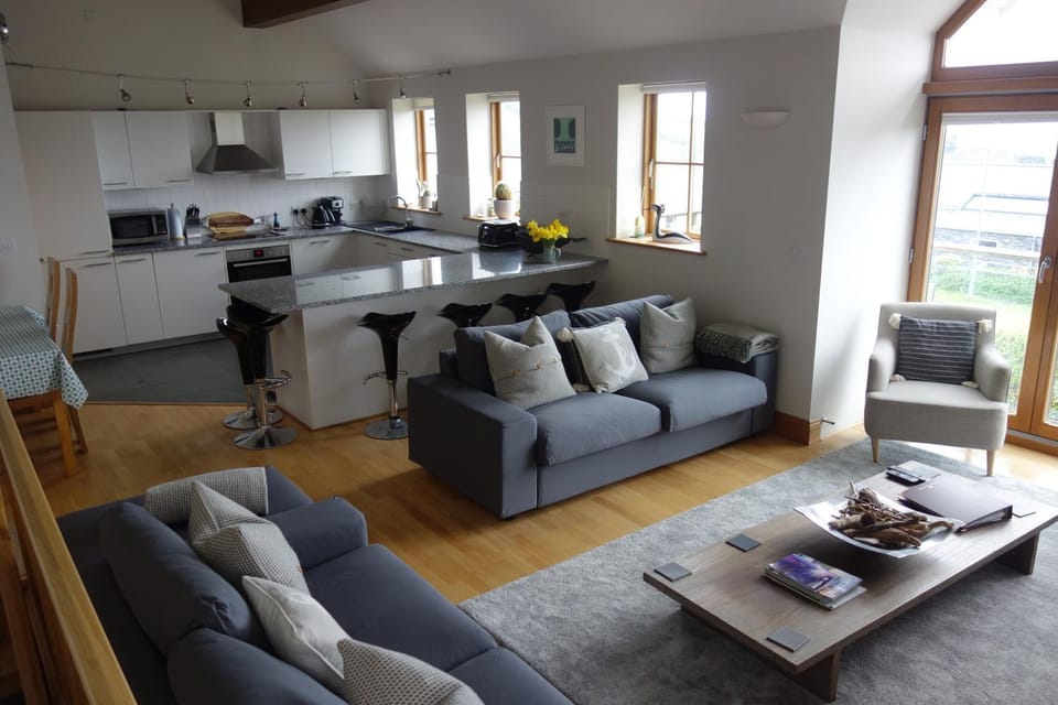 Kitchen or kitchenette, Seating area