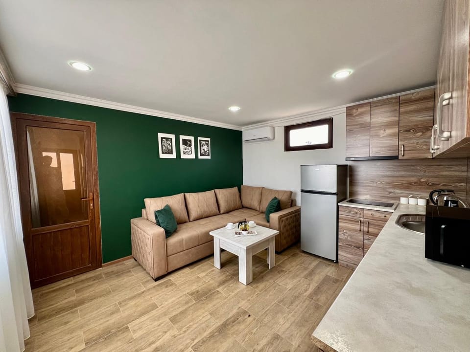 Restaurant/places to eat, Kitchen or kitchenette, Living room