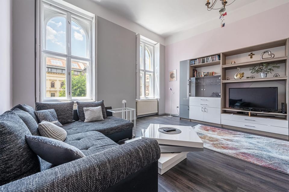 TV and multimedia, Living room, Seating area, Evening entertainment