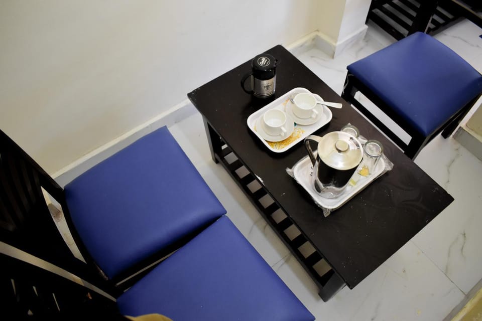 Coffee/tea facilities, Seating area, Food