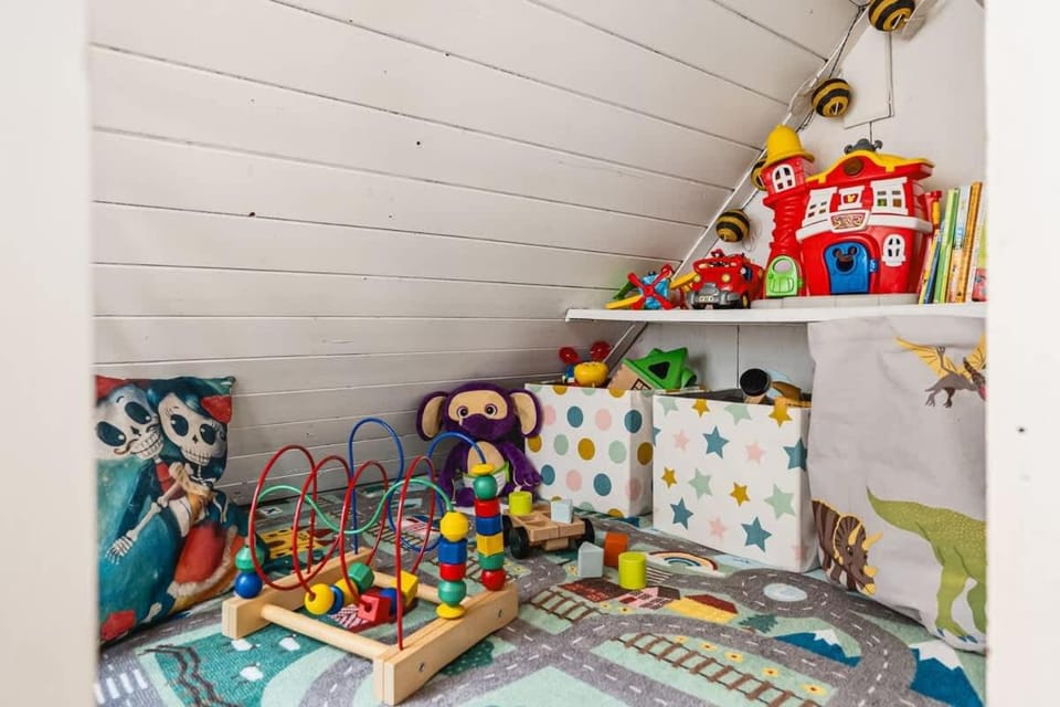 Dinbnb Apartments I Family Dream in Bergen I Playroom I Private Garden House in Bergen