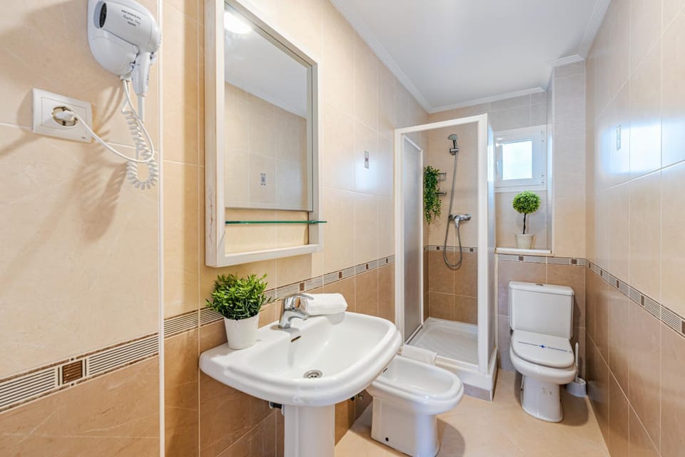 Shower, Toilet, Bathroom, bidet, towels