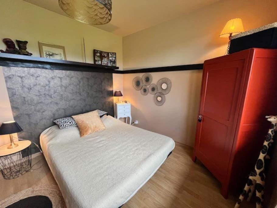 Bed, Photo of the whole room, Bedroom, wardrobe
