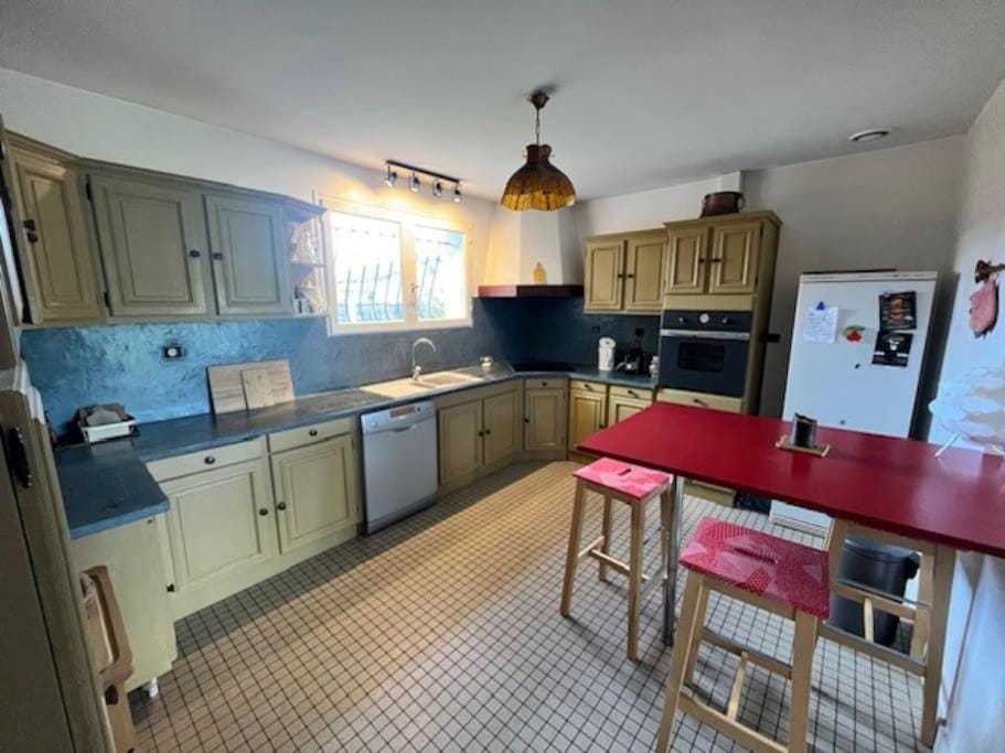 Kitchen or kitchenette, Dining area, stove