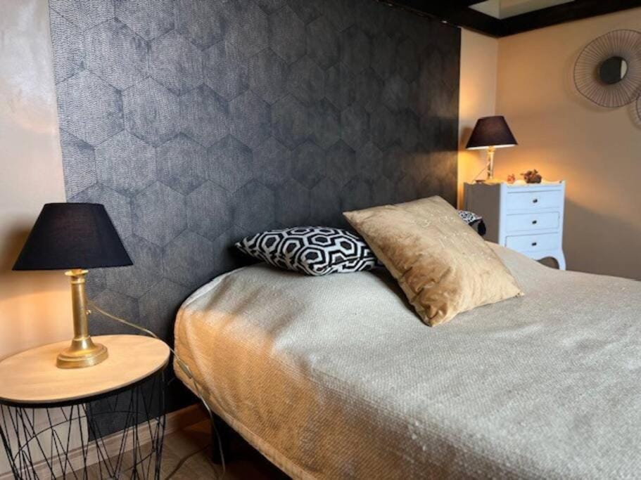 Bed, Photo of the whole room, Bedroom