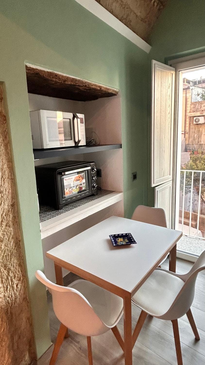 Kitchen or kitchenette, Dining area, microwave, oven