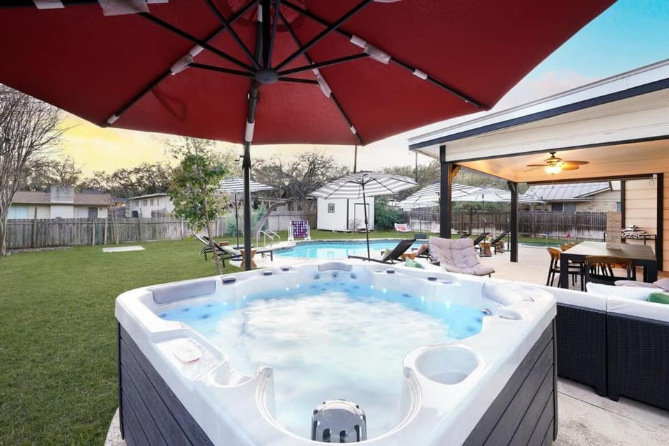 Large Pool&Mini Golf HotTub Near Alamo&Riverwalk House in San Antonio