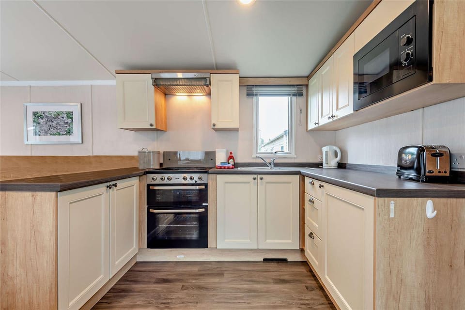 Coffee/tea facilities, Kitchen or kitchenette, oven, stove, toaster