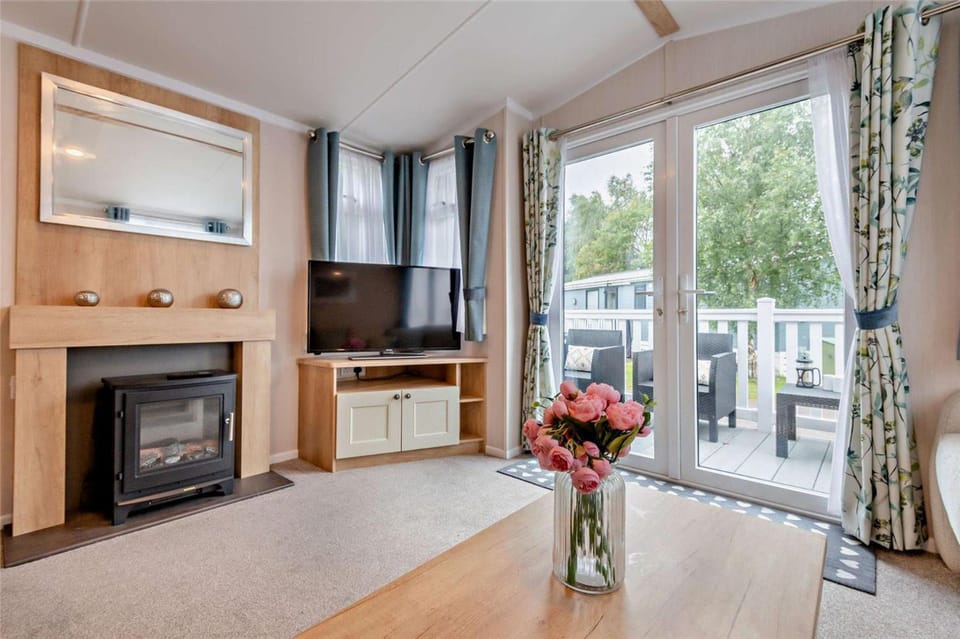 Communal lounge/ TV room, TV and multimedia, Living room, Seating area, flat iron