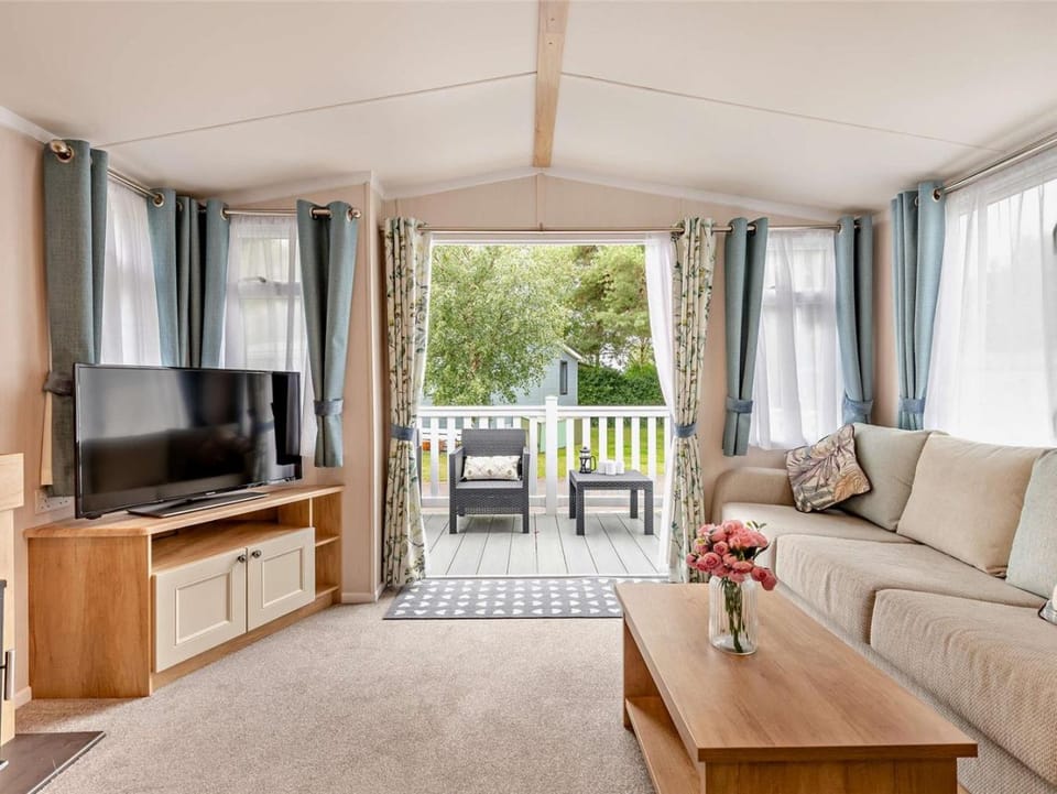 Patio, Communal lounge/ TV room, TV and multimedia, Living room, Seating area, Garden view