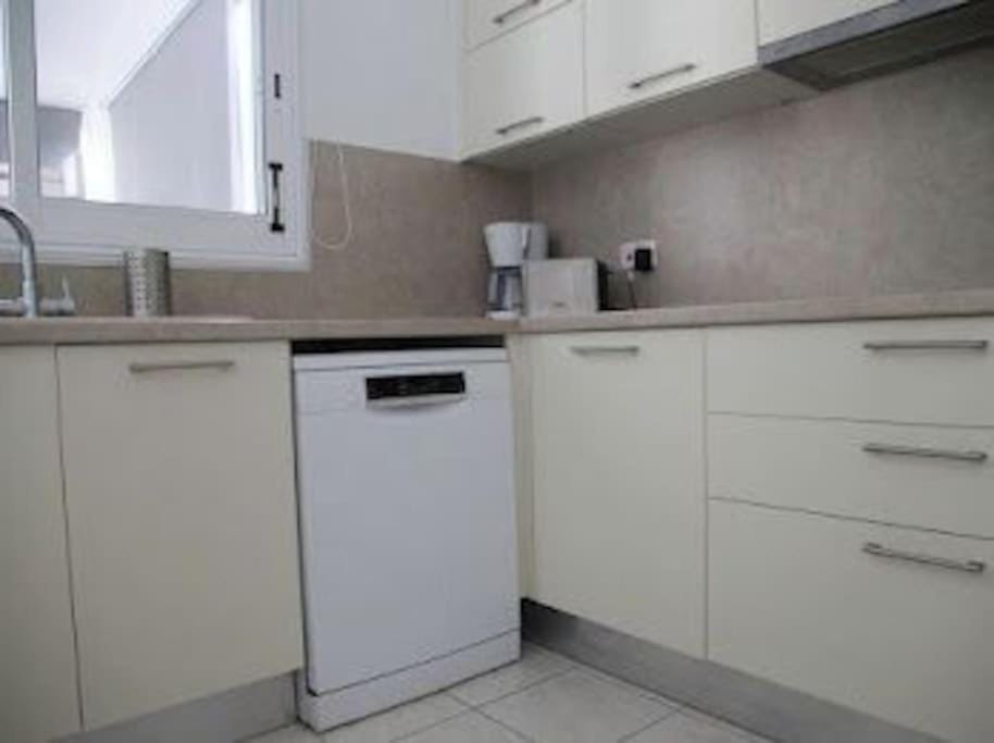 Kitchen or kitchenette, dishwasher, minibar, stove