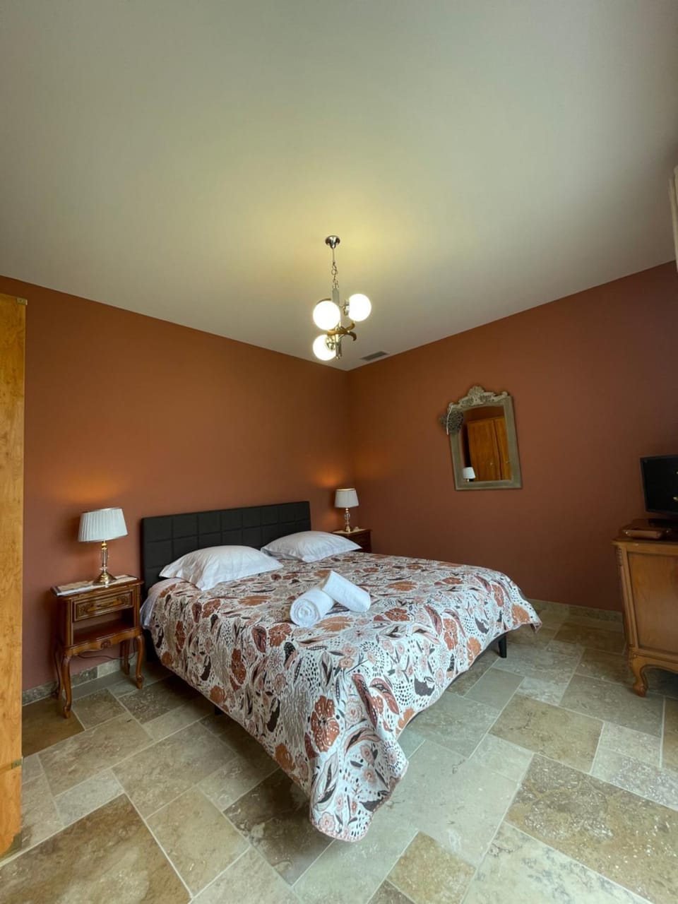 Bed, TV and multimedia, Bedroom