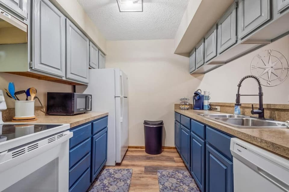 Large 2 Floor Condo, Pool Pass, Beach Club, walk to Shanty Creek House in Michigan
