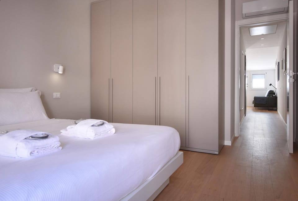 Bed, Bedroom, towels, wardrobe