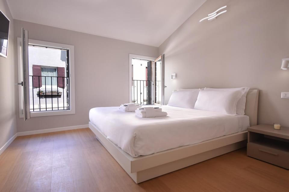 Bed, TV and multimedia, Bedroom, towels