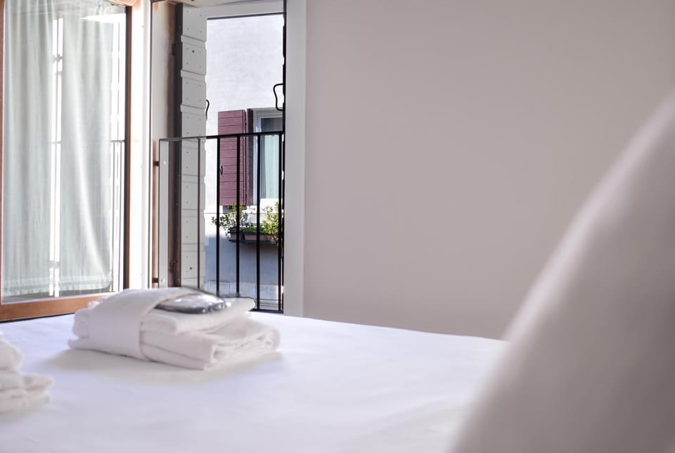 Bed, Bedroom, towels