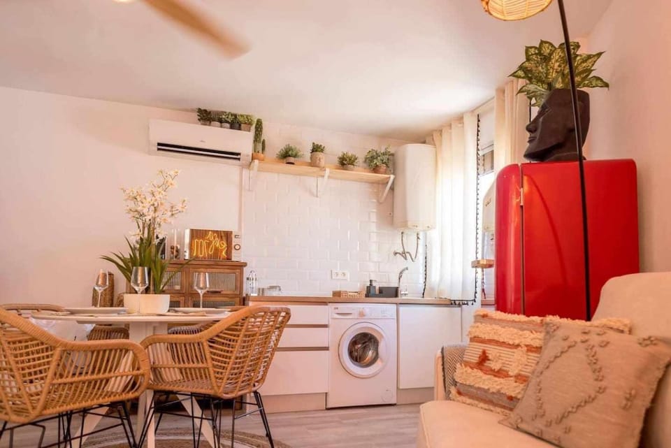 Kitchen or kitchenette, washing machine, air conditioner