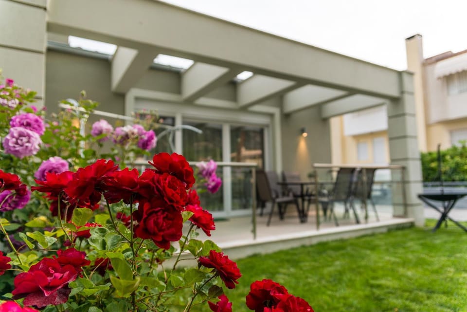 Property building, Patio, Spring, Day, Garden, View (from property/room), Balcony/Terrace, Garden view