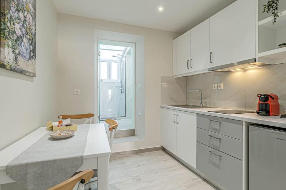 Kitchen or kitchenette, Dining area, stove