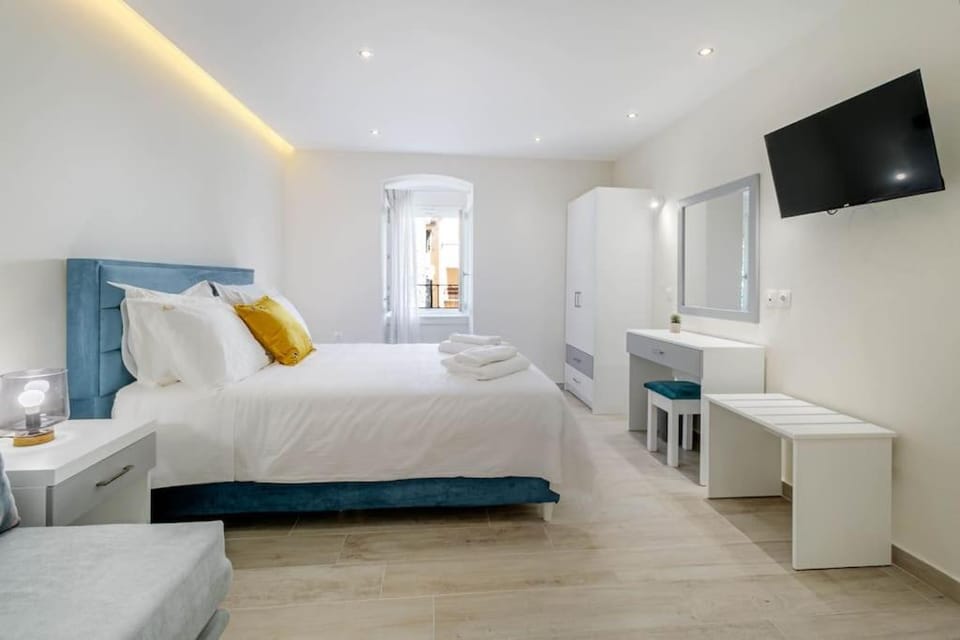 Photo of the whole room, Bedroom, wardrobe