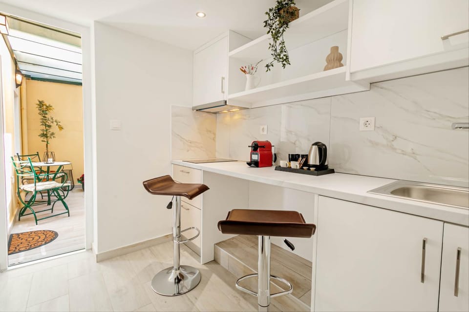 Coffee/tea facilities, Kitchen or kitchenette, stove