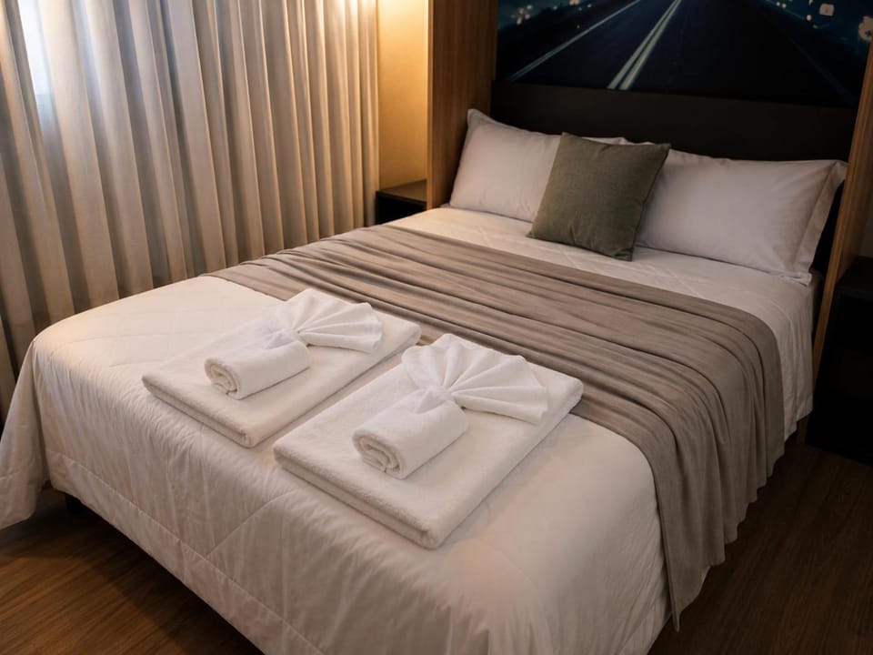 Bed, Bedroom, towels