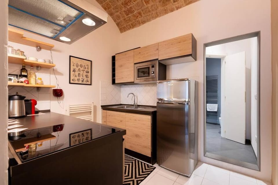Kitchen or kitchenette, minibar