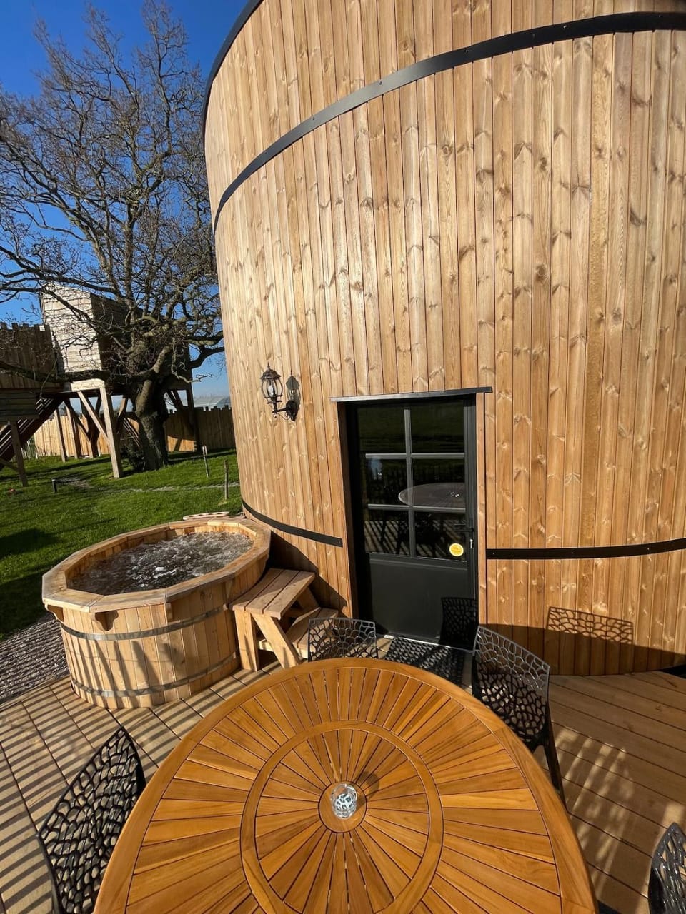 La Cabane Tonneau - Les Pieds dans le Pré Country House in Pays de la Loire