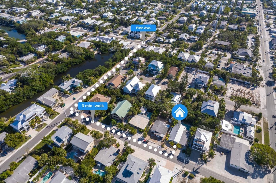 1 Min Walk to Beach and Private Heated Pool and Spa House in Anna Maria Island