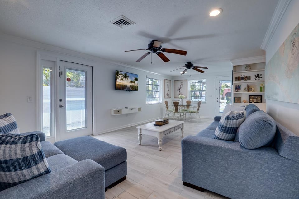 Beach Cottage with Heated Pool Short Walk to Beach House in Holmes Beach