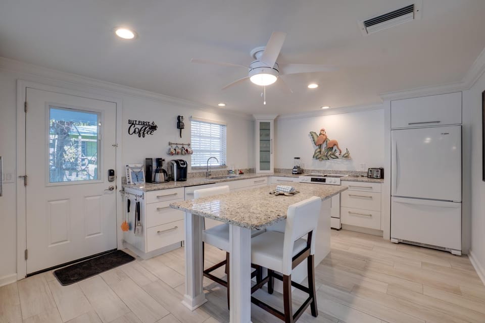 Beach Cottage with Heated Pool Short Walk to Beach House in Holmes Beach