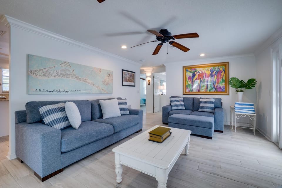 Beach Cottage with Heated Pool Short Walk to Beach House in Holmes Beach