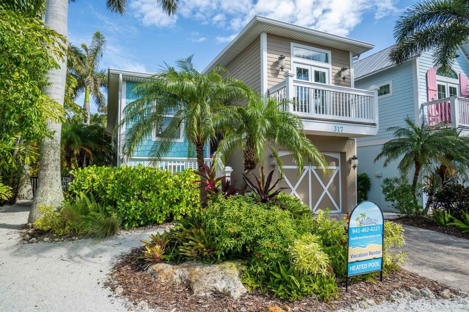 Private backyard with pool, All Bedrooms Ensuite! House in Holmes Beach