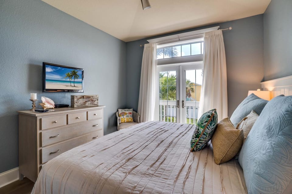 Private backyard with pool, All Bedrooms Ensuite! House in Holmes Beach