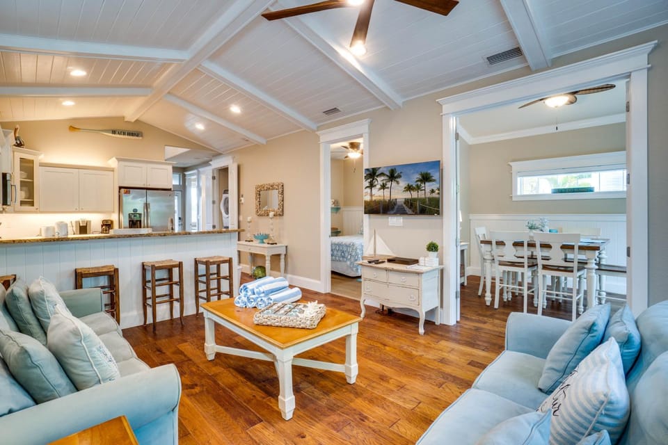 Private backyard with pool, All Bedrooms Ensuite! House in Holmes Beach