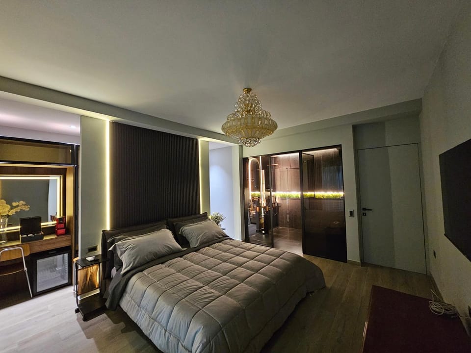 Bed, Library, TV and multimedia, View (from property/room), Balcony/Terrace, Living room, Photo of the whole room, Street view, storage, towels, VIP, air conditioner