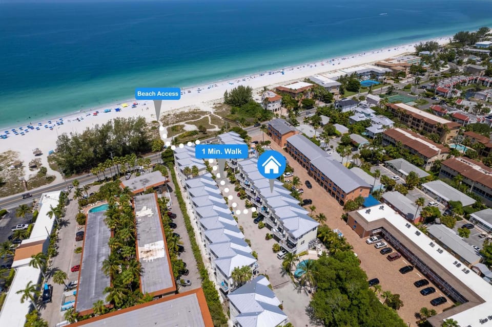 Updated 3 Bedroom Townhome, Steps to the Beach with Views from the Balcony House in Bradenton Beach
