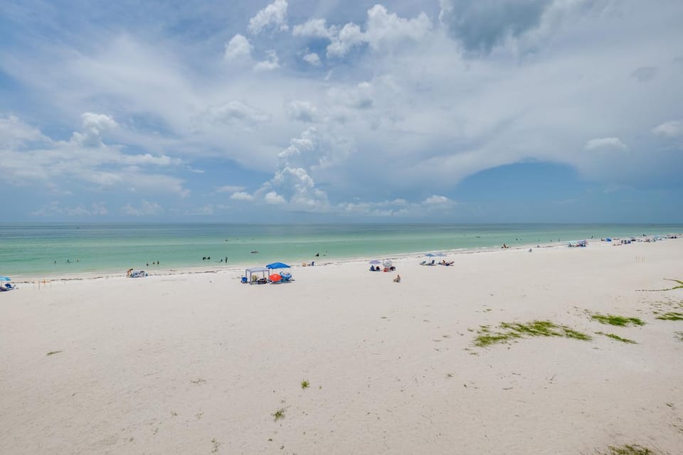 Amazing Beachfront Condo with Pool & Hot Tub House in Bradenton Beach